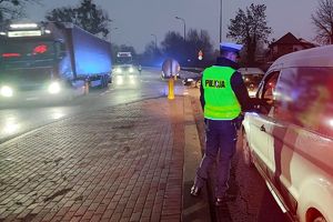 policjant kontroluje trzeźwość kierowcy