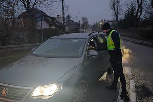 policjant kontroluje trzeźwość kierowcy