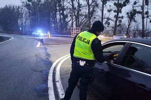 policjant kontroluje trzeźwość kierowcy
