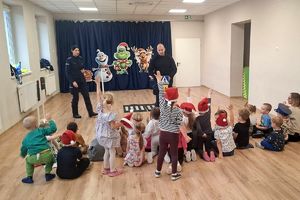 dzieci ćwiczą przechodzenie przez jezdnię