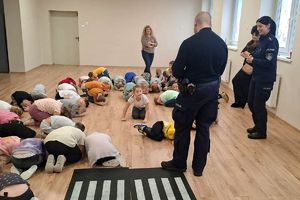 policjanci pokazują dzieciom pozycję żółwia