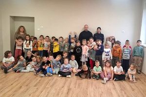 wspólne zdjęcie dzieci z policjantami