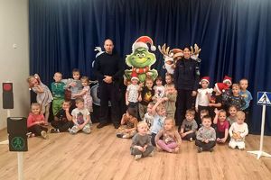 wspólne zdjęcie dzieci z policjantami