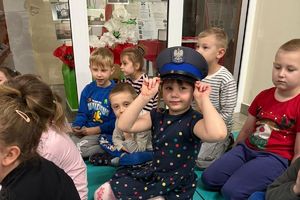 dziewczynka w policyjnej czapce