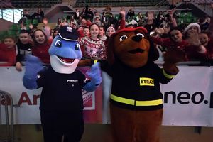 dzieci z maskotką Policji i Straży Pożarnej