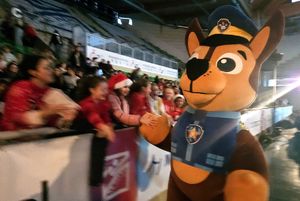 dzieci przybijają "piątkę" z maskotka policyjną z "Psiego patrolu"