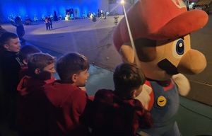 maskotka Mario wita się z dziećmi