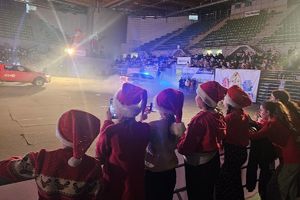 dzieci oglądają z widowni przejazd pojazdów służbowych