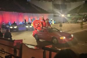 Święty Mikołaj w czerwonym kabriolecie