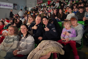policjantki, nauczyciele i dzieci na widowni