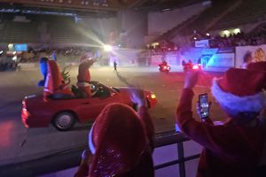 dzieci machają do Świętego Mikołaja