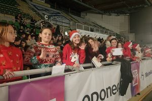 dzieci z widowni machają do aparatu