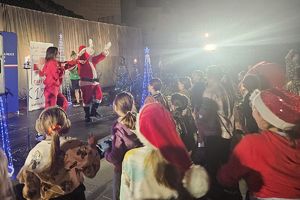 instruktorka zumby i Święty Mikołaj bawią się z dziećmi