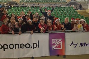 dzieci z karnkowskiej szkoły z policjantkami na widowni