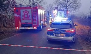 radiowóz i wóz straży na miejscu zdarzenia