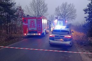 radiowóz i wóz straży na miejscu zdarzenia