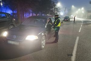 funkcjonariusz kontroluje trzeźwość kierującego