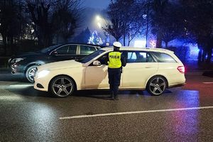 funkcjonariusz kontroluje trzeźwość kierującego