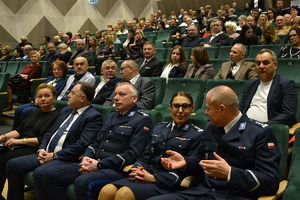 widok publiczności, w pierwszym rzędzie przedstawiciele samorządu i Policji