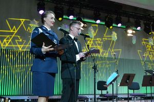 na scenie para prowadząca koncert