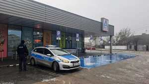 Policjant patroluje rejon supermarketu