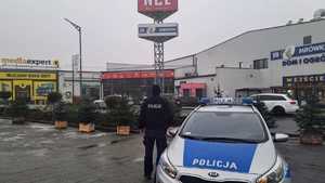 Policjant patroluje rejon sklepów