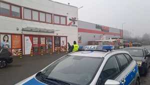 Policjant patroluje rejon supermarketu