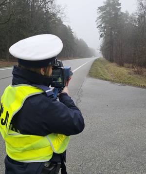 Policjantka mierzy prędkość na drodze
