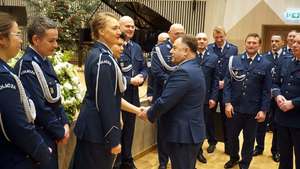 Starosta lipnowski rozmawia z policjantami i członkami chóru