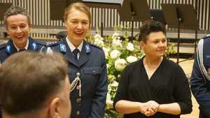 Policjanci stoją z dyrygentem chóru