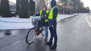 Policjant bada trzeźwość rowerzysty