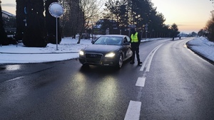 Policjant sprawdza trzeźwość kierowcy