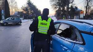 Policjant sprawdza trzeźwość kierowcy