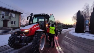 Policjant sprawdza trzeźwość traktorzyście