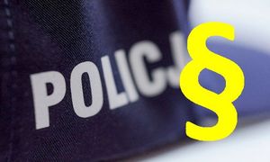 na koszulce napis Policja i symbol paragrafu na zdjęciu