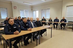 policjanci i zaproszeni goście podczas odprawy służbowej