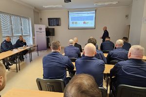 komendant przedstawia prezentację, widać siedzących policjantów