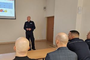 komendant omawia wyniki jednostki