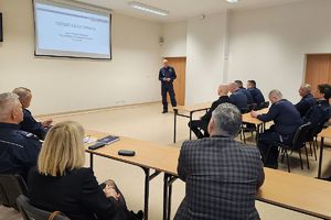 komendant rozmawia z zaproszonymi na odprawę