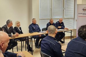 zaproszeni na odprawę goście: zastępca komendanta wojewódzkiego Policji, prokurator, zastępca starosty