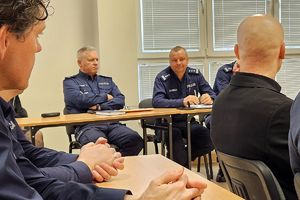 komendanci podczas odprawy