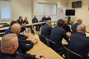 policjanci i zaproszeni goście