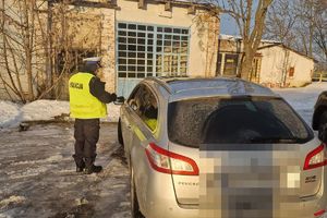 policjant rozmawia z kierowcą