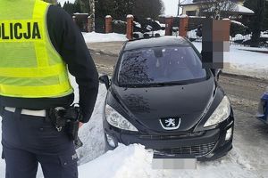 policjant przy peugeocie