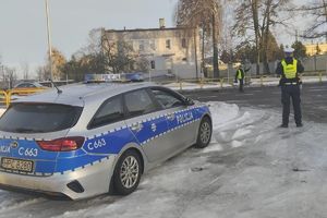 policjanci przy radiowozie