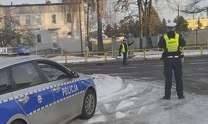 policjanci przy radiowozie