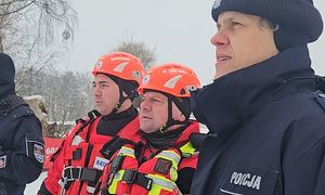 policjant i ratownicy wodni