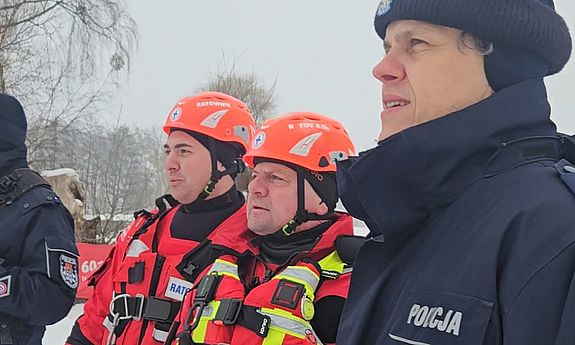 policjant i ratownicy wodni