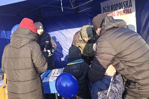 rodzina przy stoisku profilaktycznym Policji