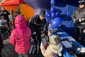 dzieci przy stoisku policyjnym